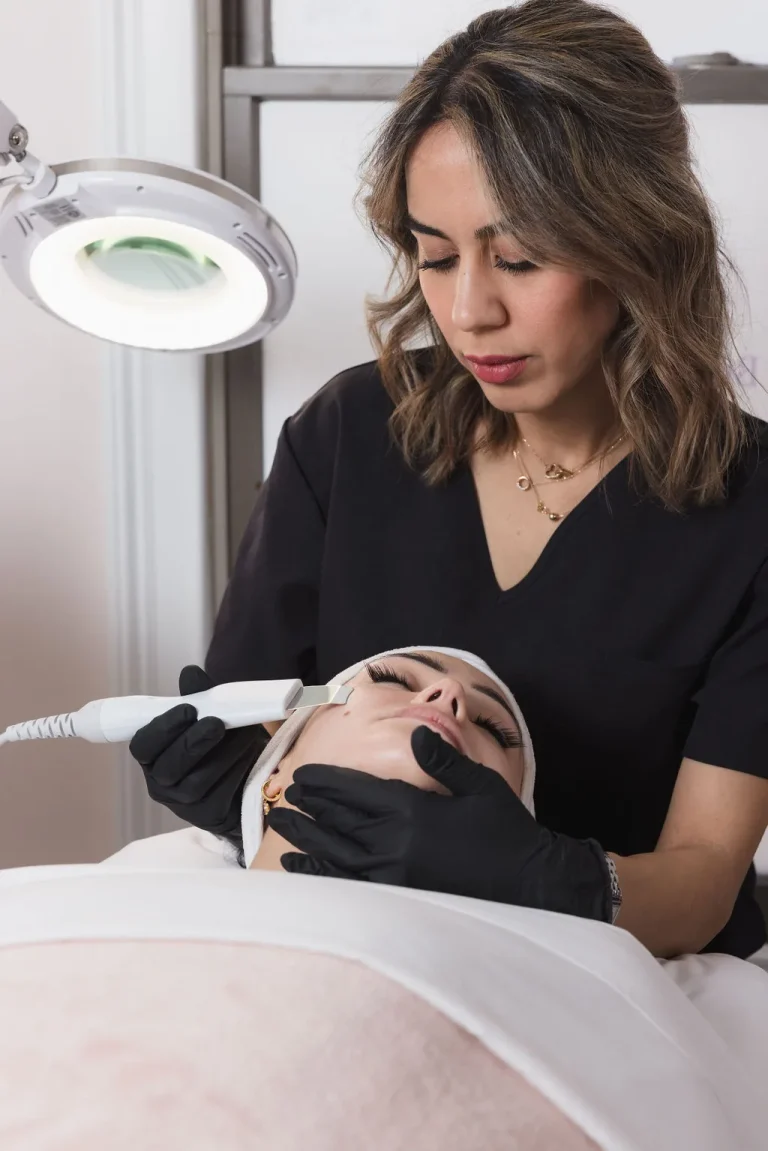 A women receiving a demalplaning treatment